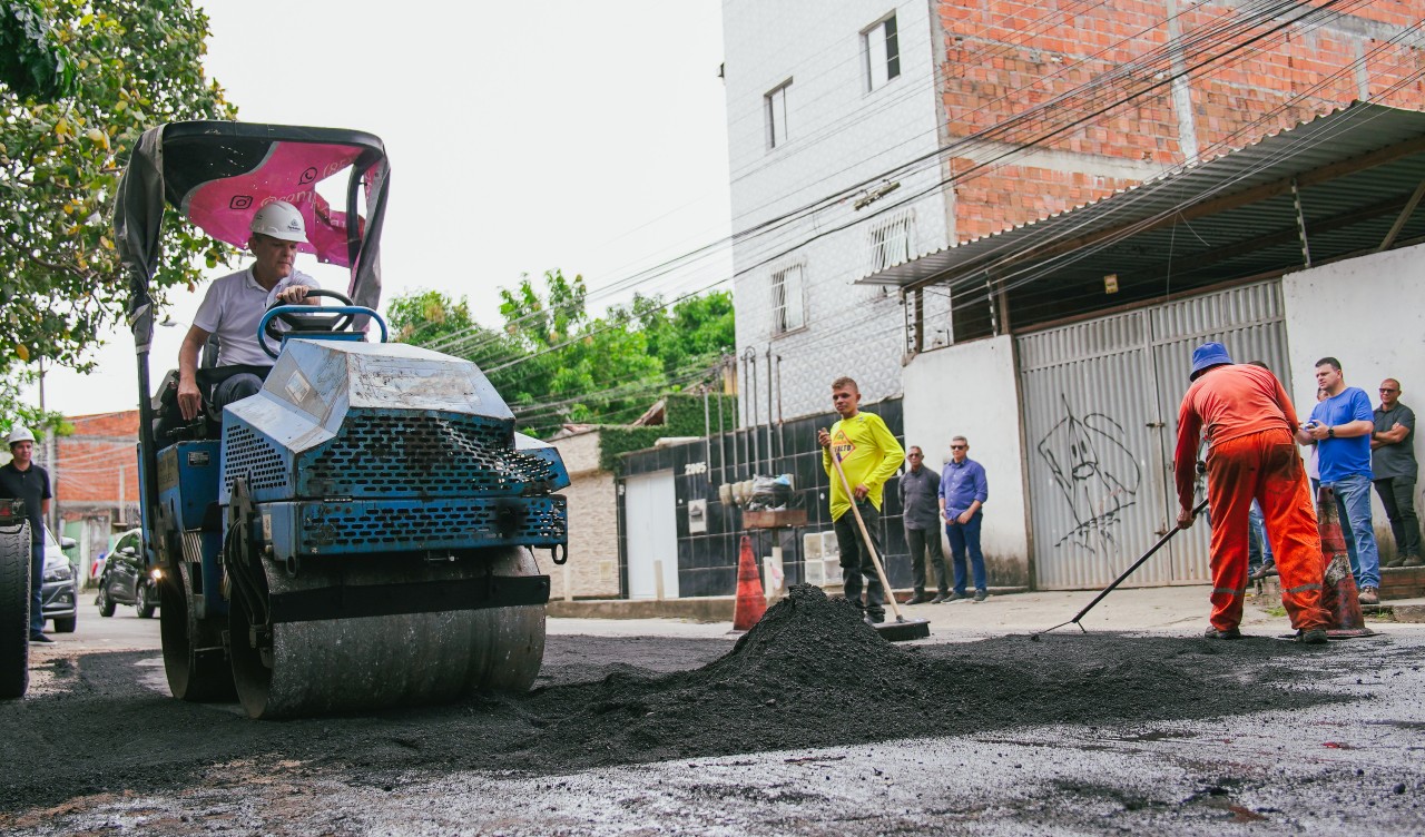 Sarto em um carrinho de manutenção de vias